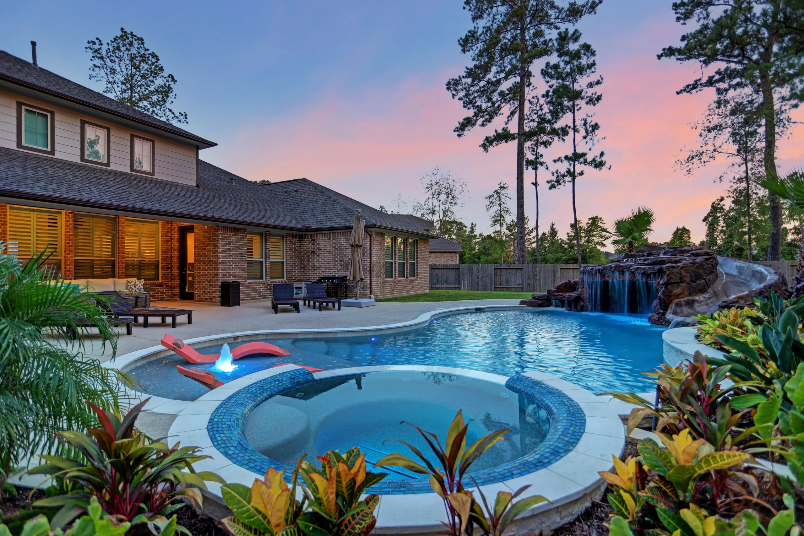 white oak outdoors are the premier custom pool builders in the woodlands and college station